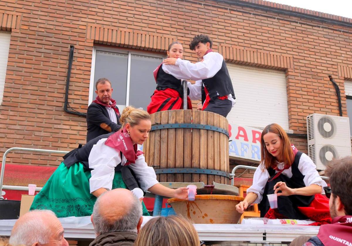 Pisado de la uva en la fiesta de la vendimia de Quintana del Puente.