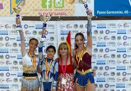 Irene Porro, Izan Trejo y Carolina Serrador posan junto a su entrenadora Paula Álvarez tras conseguir las medallas en el Campeonato de España.