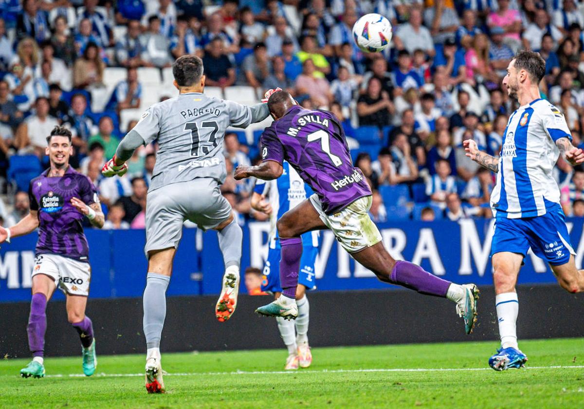 Pacheco sale a despejar un balón de puños delante de Sylla.