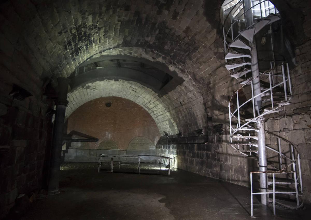 Imagen secundaria 1 - Arriba, adoquinado que marca la presencia del puente del Esgueva en la calle Santiago. Debajo, a la izquierda, interior del puente de la Puerta del Campo y (derecha) el ojo al descubierto del mismo.