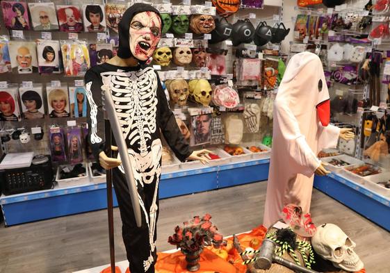 Disfraces de Halloween en una tienda de juguetes.