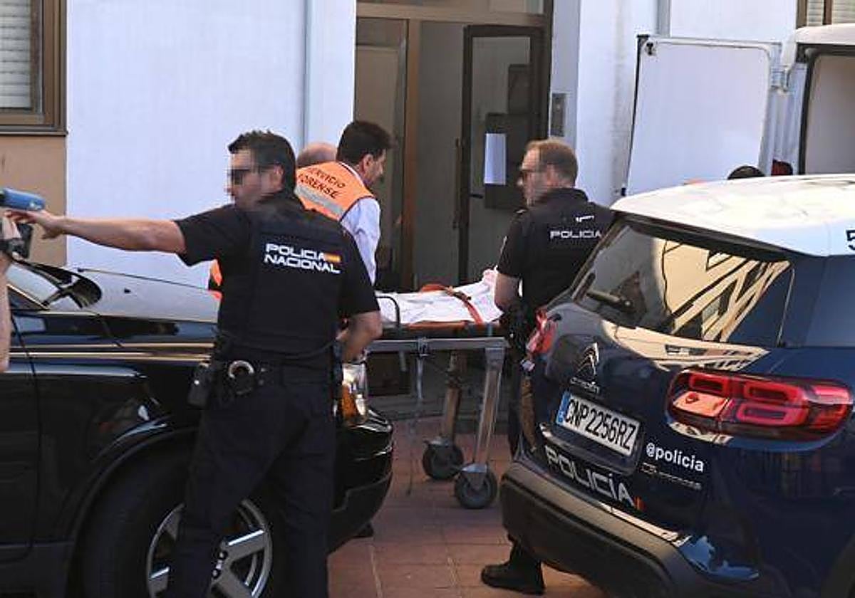 Traslado del cadáver de la mujer por los servicios forenses.