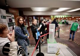 Varias personas hacen cola a primera hora de este lunes, en el local de inscripción para la Marcha del Cáncer.