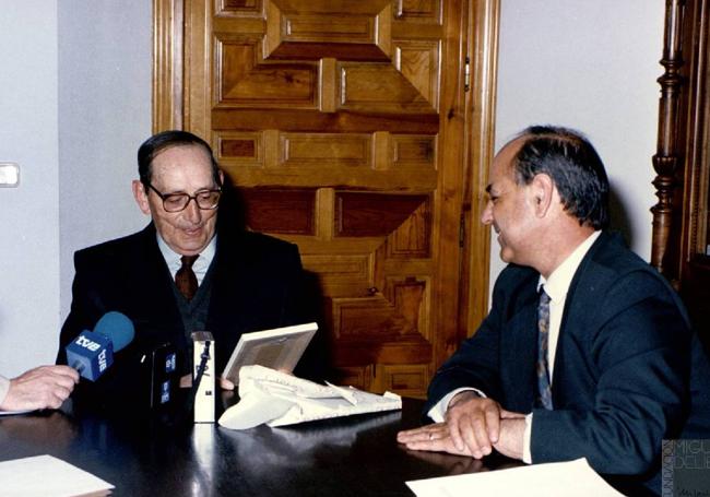 Miguel Delibes, durante la entrega de la Medalla de Oro de la Provincia de Valladolid a cargo del entonces presidente Juan Antonio García Calvo.