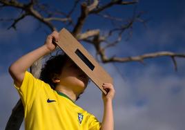 Un niño disfruta del eclipse solar desde el Estadio Mineirao, en Brasil.