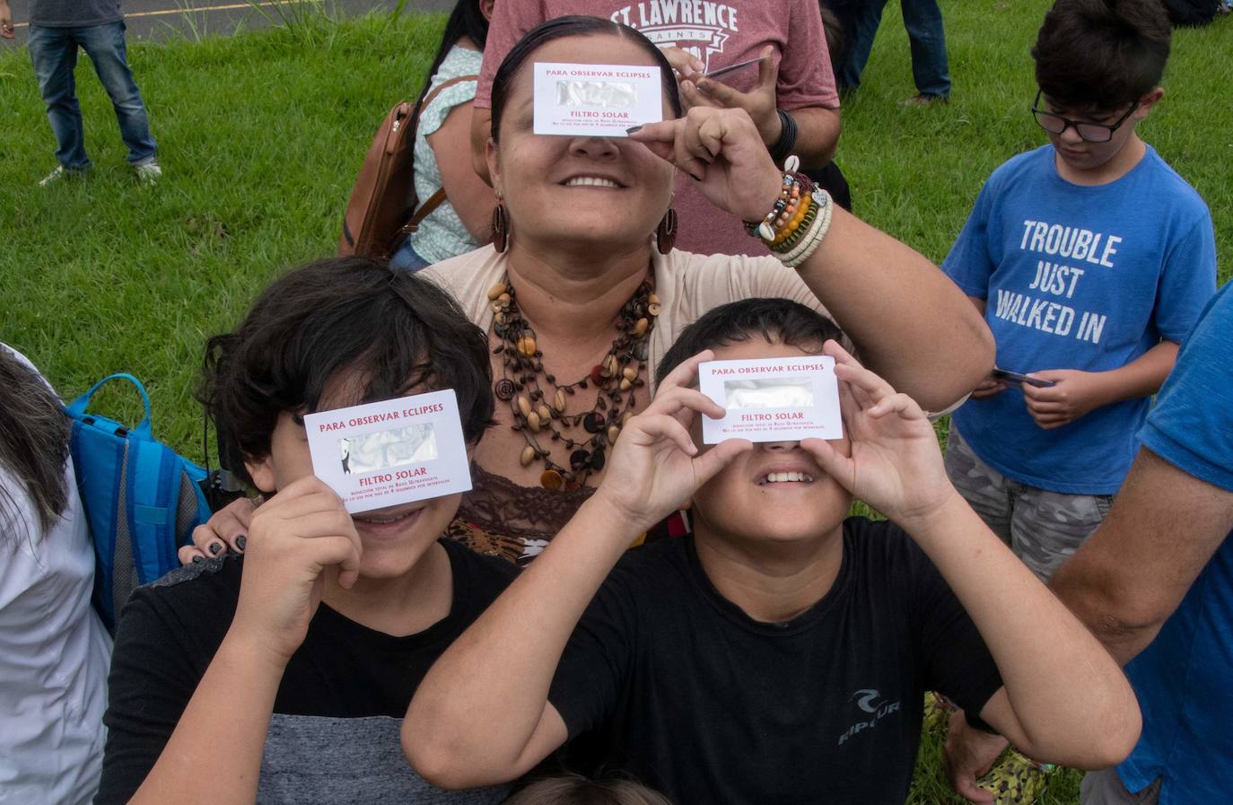 Habitantes de Costa Rica disfrutan del eclipse solar