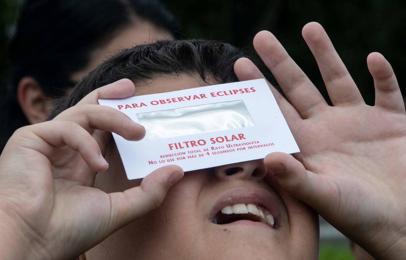 Un niño disfruta del eclipse solar desde una universidad de Costa Rica.