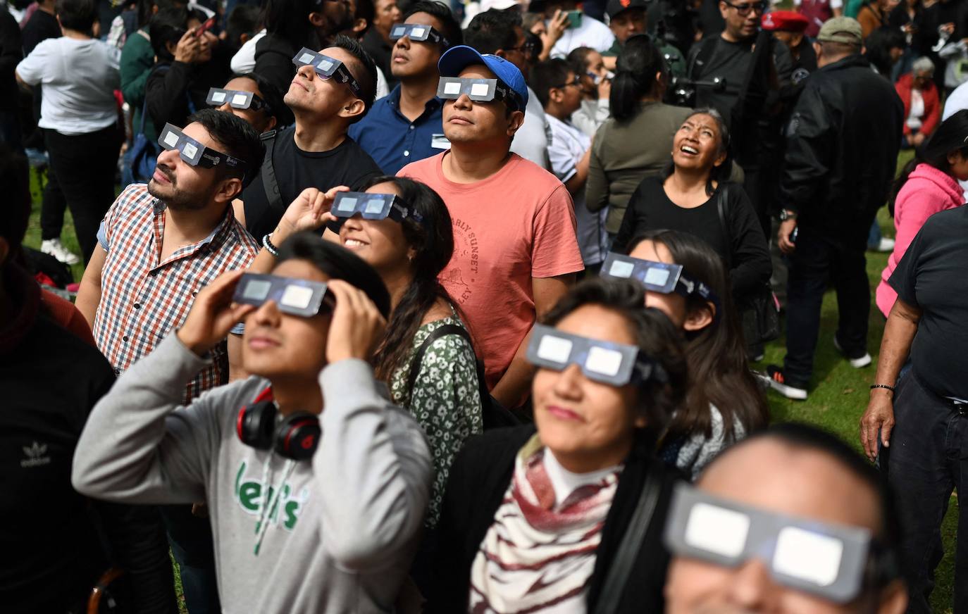 Habitantes de Ciudad de México disfrutan del eclipse solar