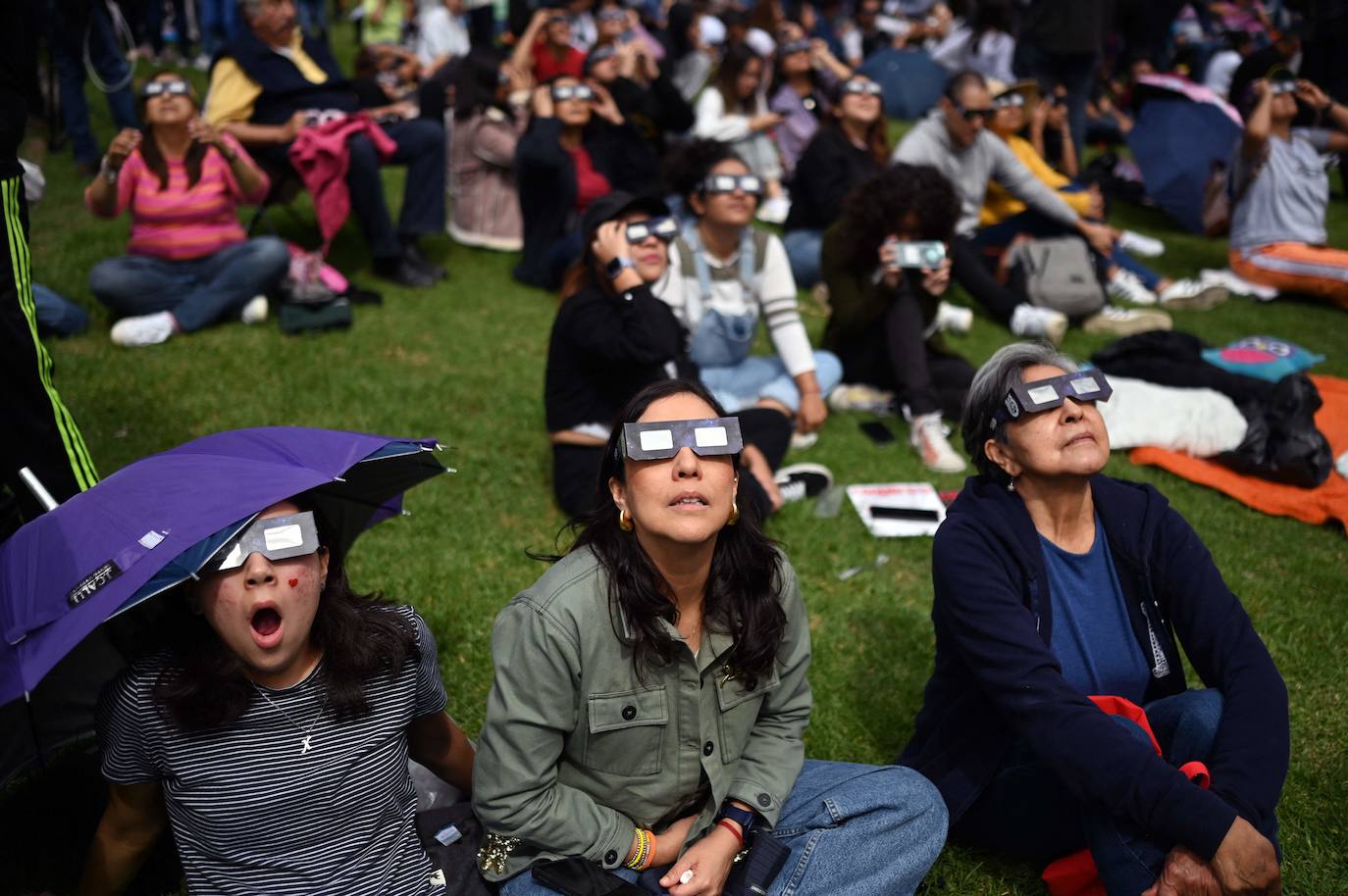 Habitantes de Ciudad de México disfrutan del eclipse solar