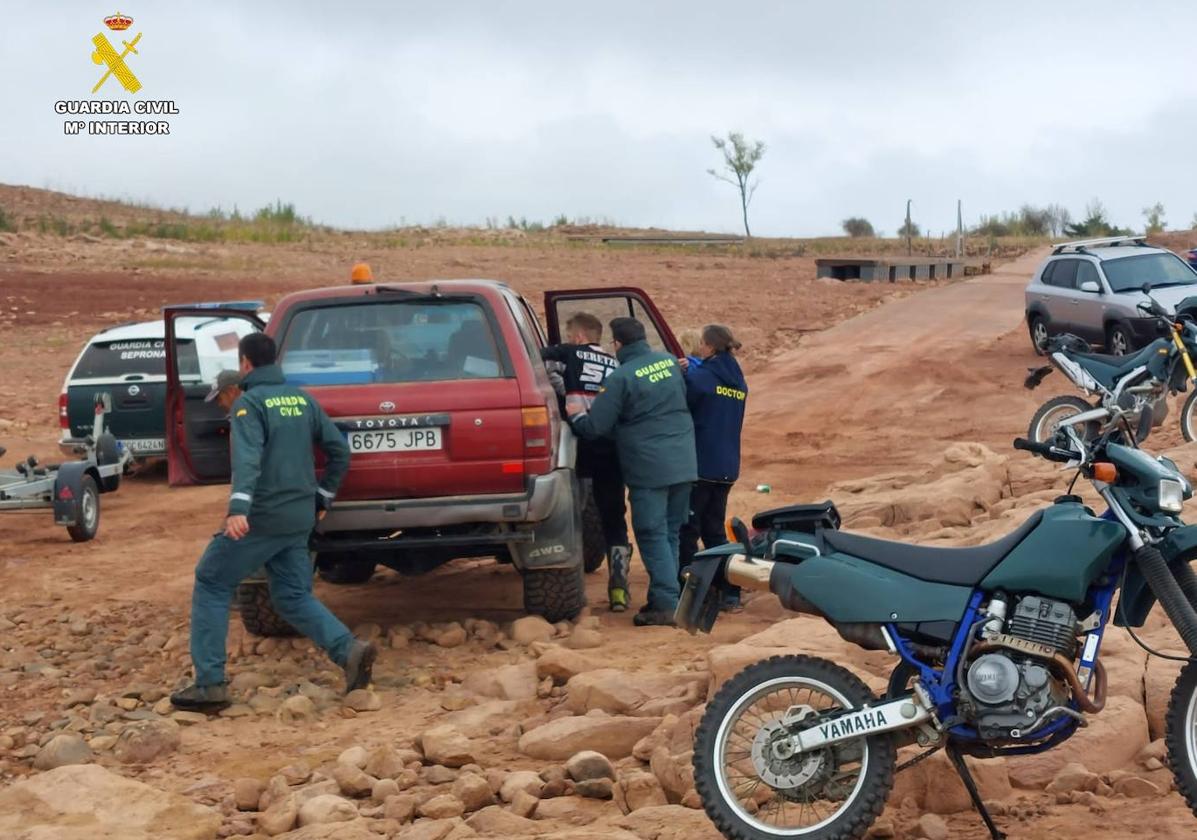 Rescate de la Guardia Civil del motorista herido.