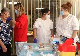 Profesionales sanitarias preparan el material de vacunación.