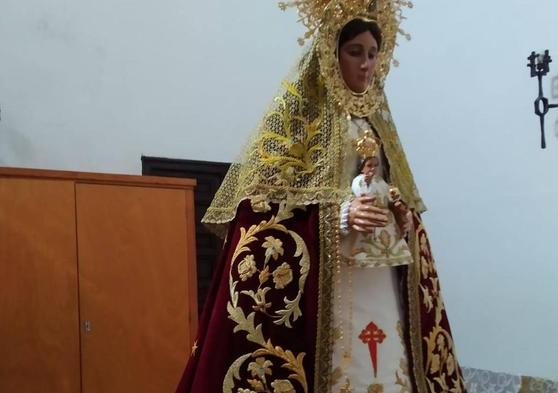 La Virgen, con el nuevo manto y el vestido bordados.