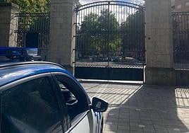 Un coche patrulla junto a la puerta del Campo Grande.
