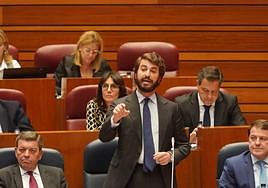 García-Gallardo arremete contra la «estafa climática» mientras le escuchan el presidente de la Junta y procuradores del PP con semblante serio.