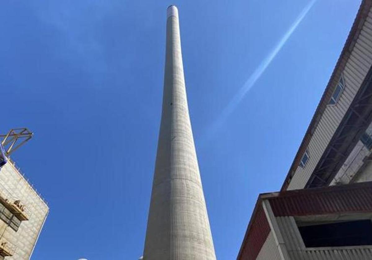 Imagen de una de las chimeneas de la térmica de Endesa en Cubillos del Sil.