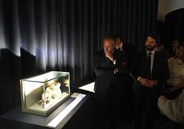 Carlos Pollán y Juan García-Gallardo, durante la visita a la muestra.