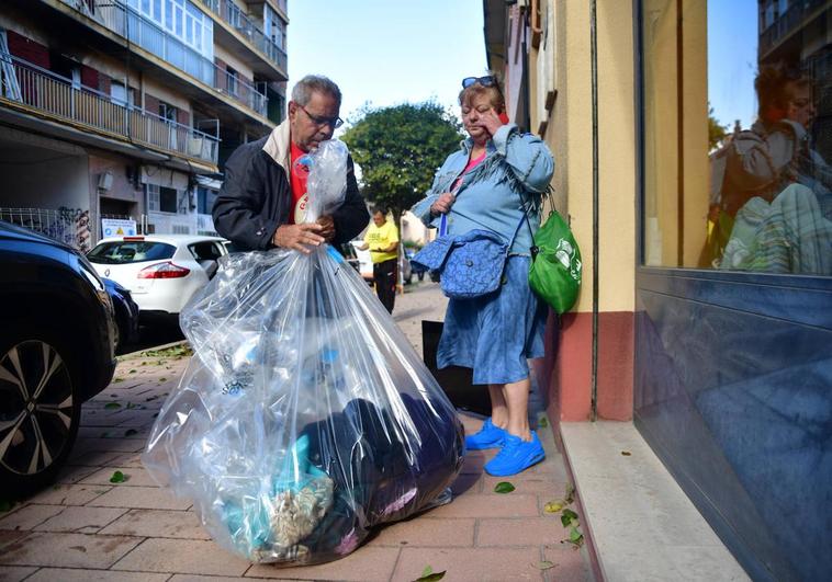 Ildefonso Morales y Pilar Arribas recogen los enseres de la que fue su casa durante diez años.