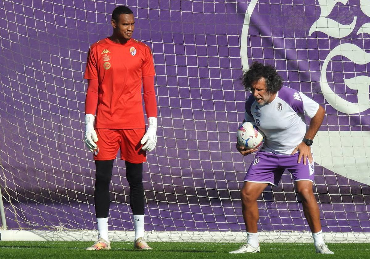 John Víctor Maciel (izquierda) atiende a las indicaciones de Ricardo Pereira, entrenador de porteros del Real Valladolid