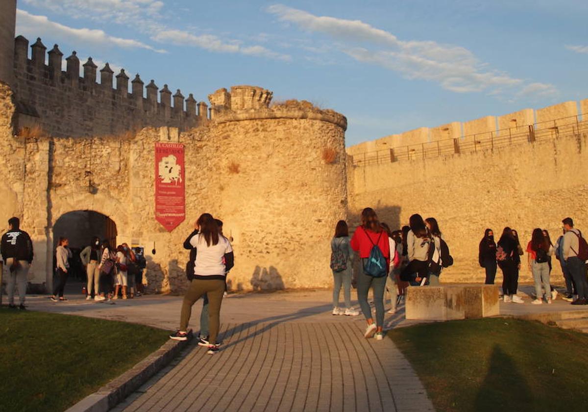 Varios alumnos, en el acceso al instituto Duque de Alburquerque.