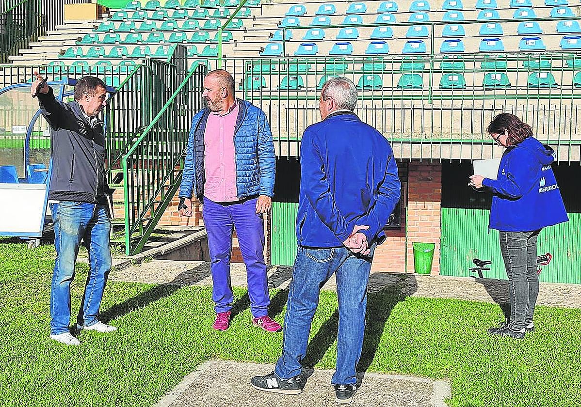 Directivos de la Gimnástica Segoviana y del Turégano, ayer, en el campo municipal de La Albuera.