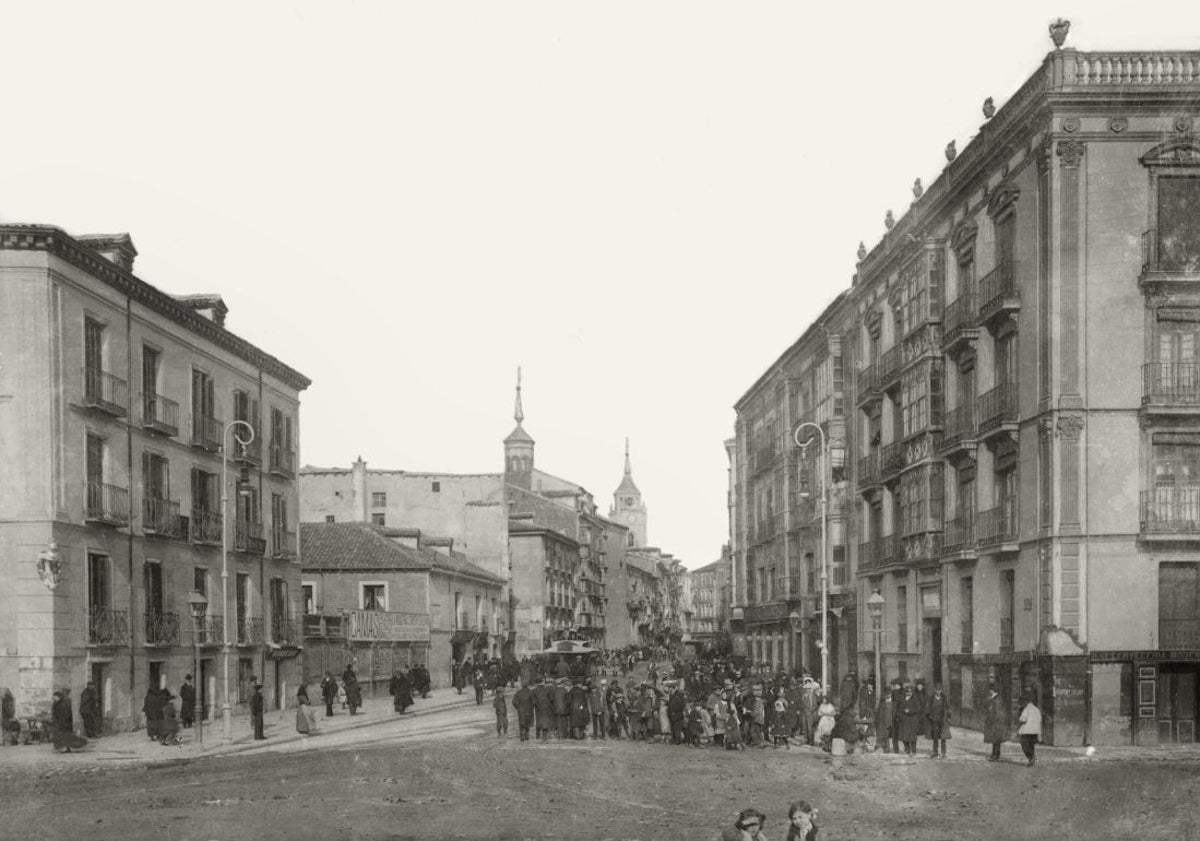 Imagen principal - Diferentes panorámicas de la calle de Santiago y la iglesia en los primeros años del siglo XX.