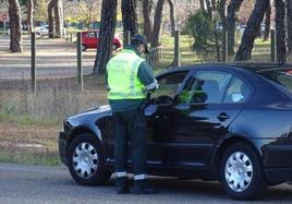 Control de la Guardia Civil en una carretera de Valladolid, en una imagen de archivo.