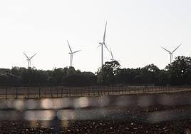 Bosque de aerogeneradores y torretas eléctricas en la provincia de Valladolid.