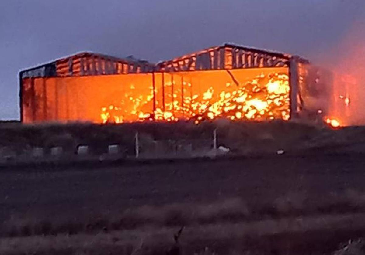 Las llamas devoran miles de paquetes de paja en una nave en Olombrada