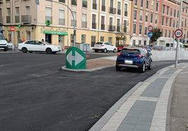 Los coches circulan con normalidad, a falta del pintado de las marcas viales, por la boca del túnel desde la calle Estación.