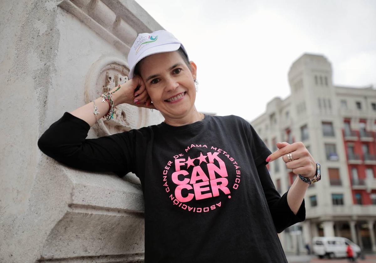 Alicia Pastor Chico, con una camiseta de la asociación contra el cáncer de mama metastásico.