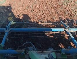 Preparando la tierra para sembrar trigo en La Moraña, esta semana.