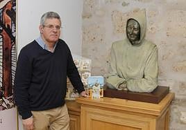 Fernando Caballero, en la presentación de su libro sobre Rafael Arnáiz, en 2019 junto a una imagen del santo.