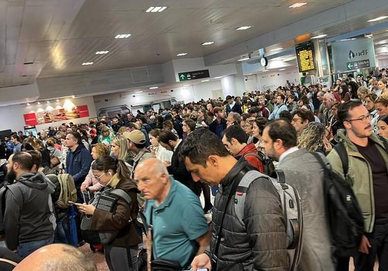 Cientos de viajeros esperan este jueves en Chamartín para abordar sus trenes.