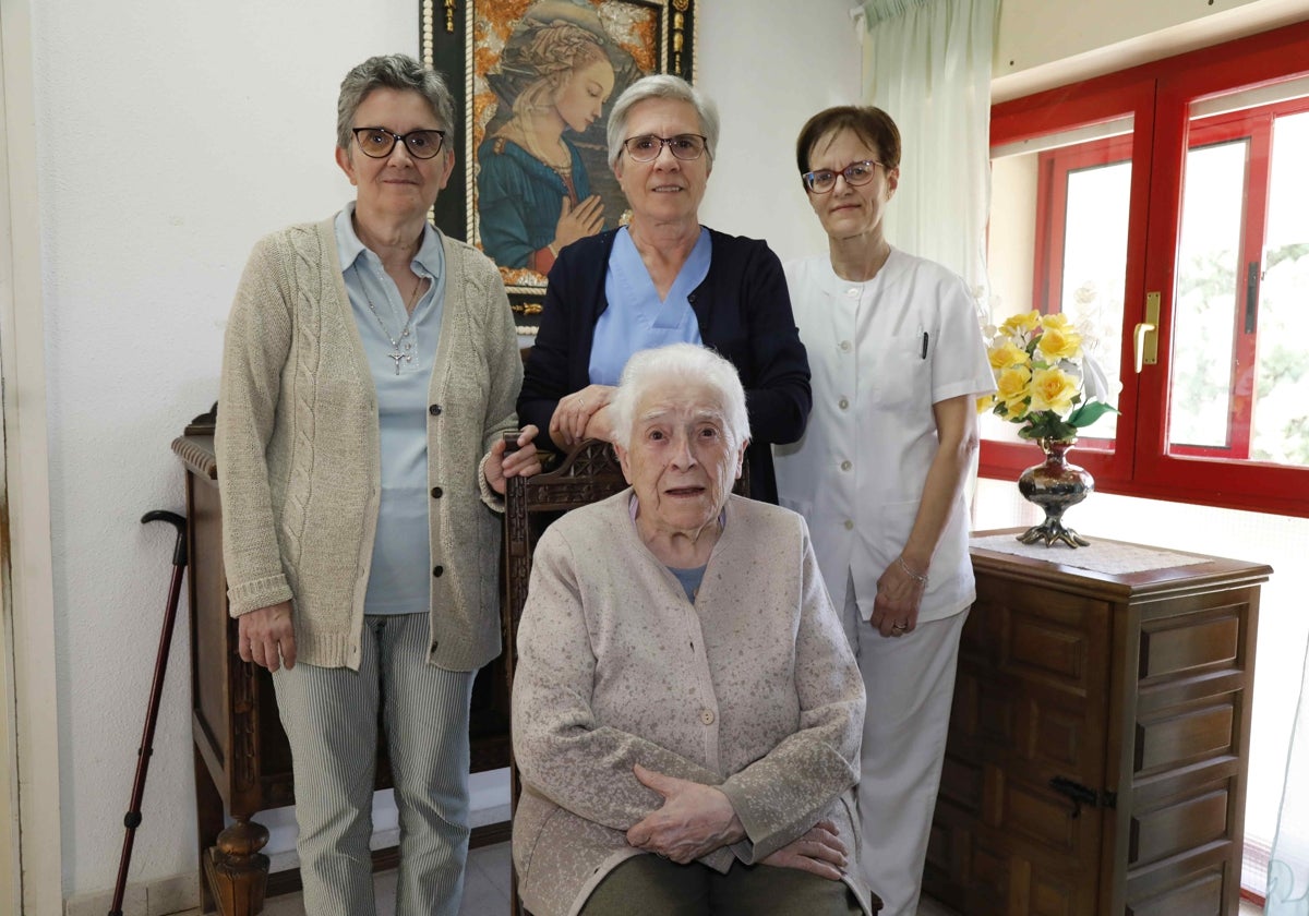 Sagrario Aguado, Candelas Alonso, Ana Isabel Araco y Petra Martín, las últimas cuatro hermanas de Santa Ana en Peñafiel.