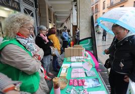 Mesa informativa y venta de productos de la asociación, este jueves en los soportales de la Calle Mayor.