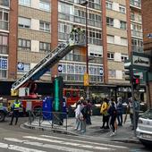 Los Bomberos intervienen por la caída de cascotes desde un octavo piso