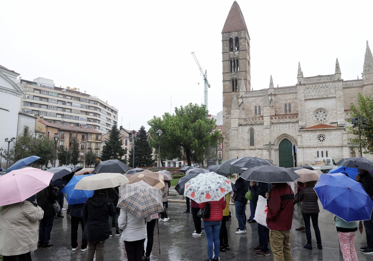 Un grupo de turistas sigue las explicaciones de su guía bajo los paraguas este jueves.