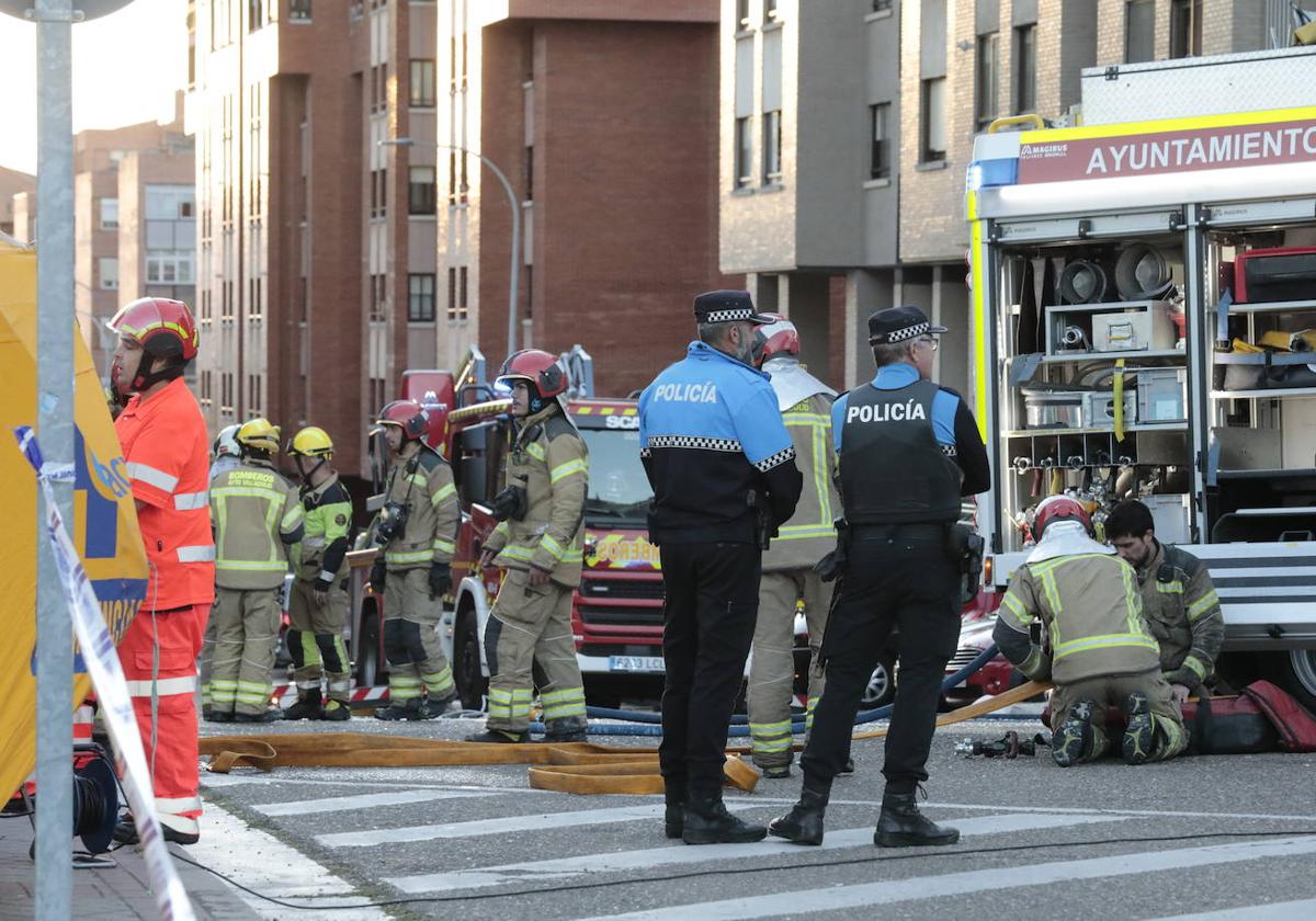 Dos agentes de la Policía Local tras la explosión en Juan de Valladolid.