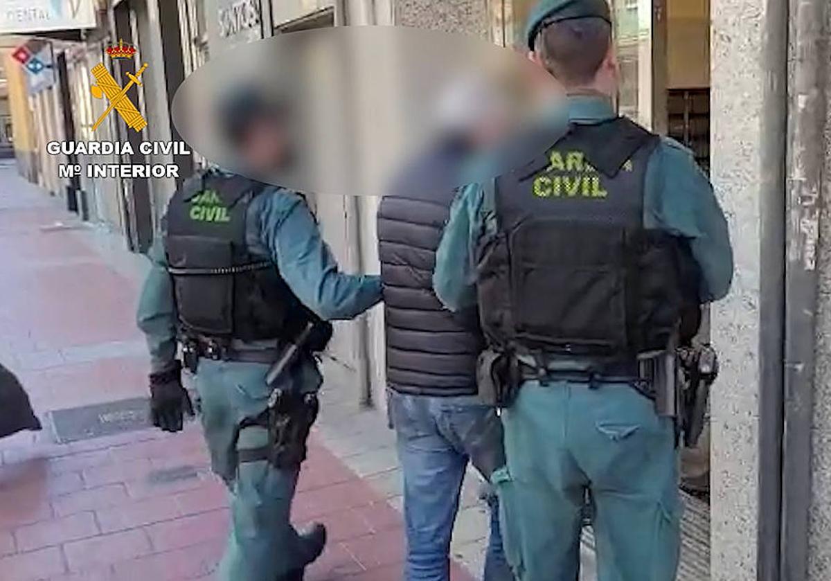 Los agentes trasladan al detenido en La Rondilla, donde fue intervenido el laboratorio de cocaína.