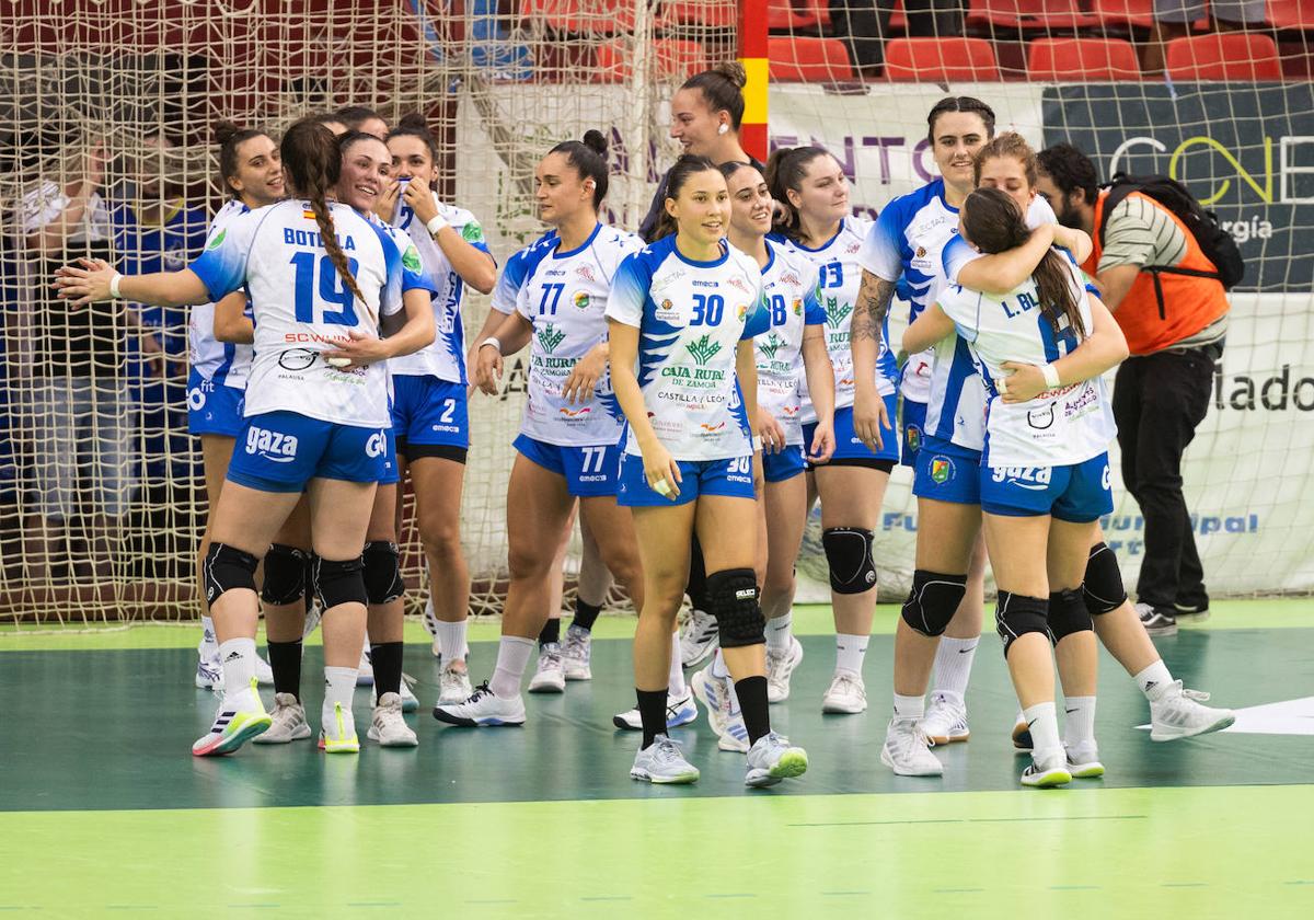 Las jugadoras del Aula celebra su triunfo ante Guardés.