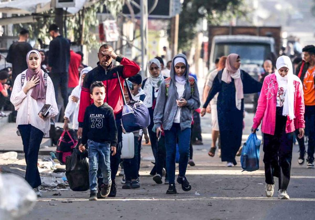 Cientos de miles de personas huyen al sur de Gaza tras la orden de evacuación del norte dada por Israel.