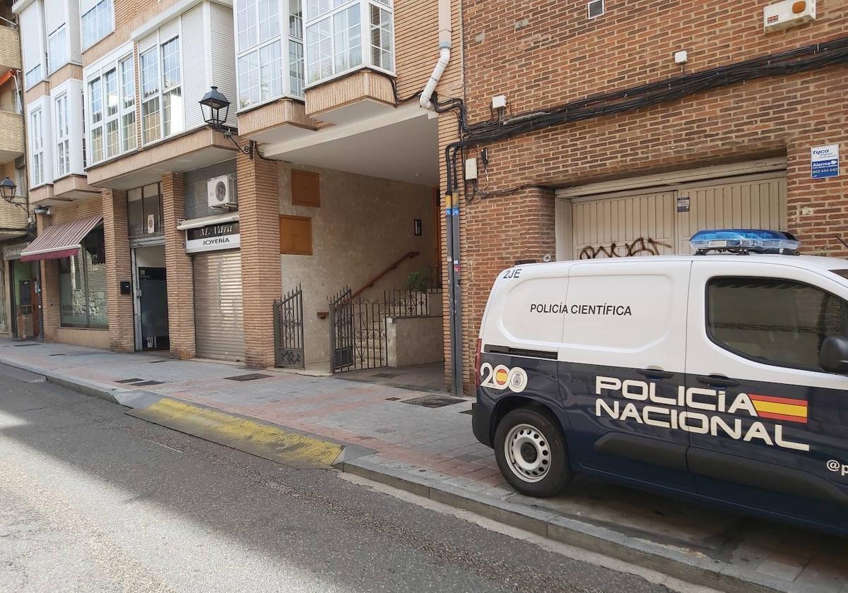 La Policía Nacional trabaja en la planta baja de Gil de Fuentes, número 14, donde se encuentran los trasteros y garajes en los que ocurrió el suceso.