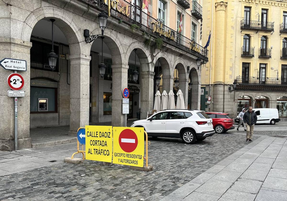 Coches estacionados en la Plaza Mayor.