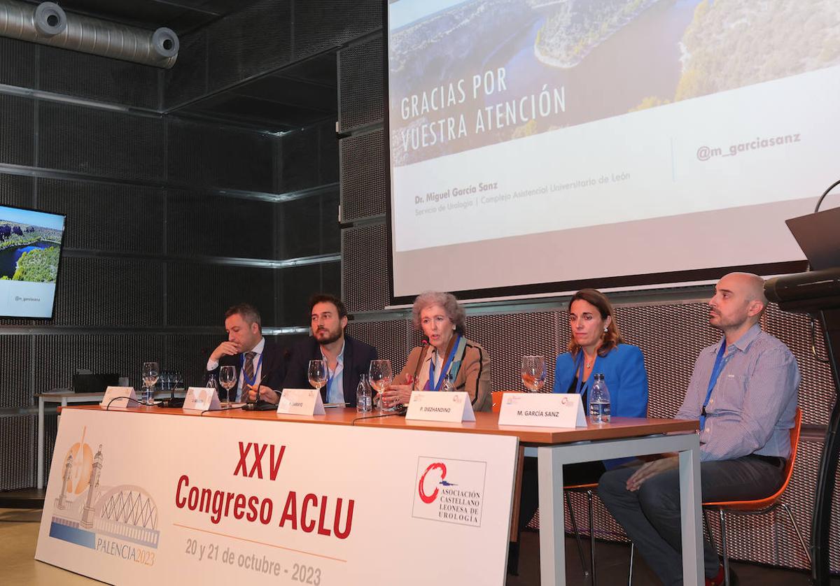 Mesa de salud ósea en el Congreso de la Asociación de Castellano-Leonesa de Urología en el Lecrác.