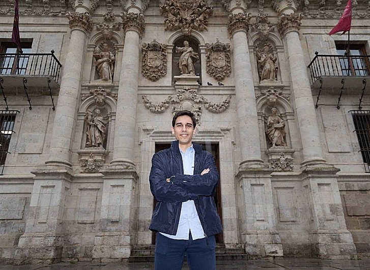 Damián Rubio Negueruela ante la Facultad de Derecho de Valladolid