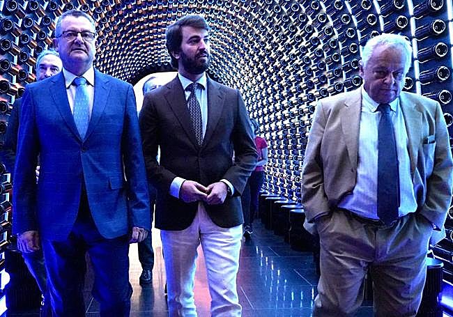 El vicepresidente d ela Junta, Juan García-Gallardo, escoltado enun acto público por los consejeros de Agricultura, Gerardo Dueñas, y de Cultura, Gonzalo Santonja.