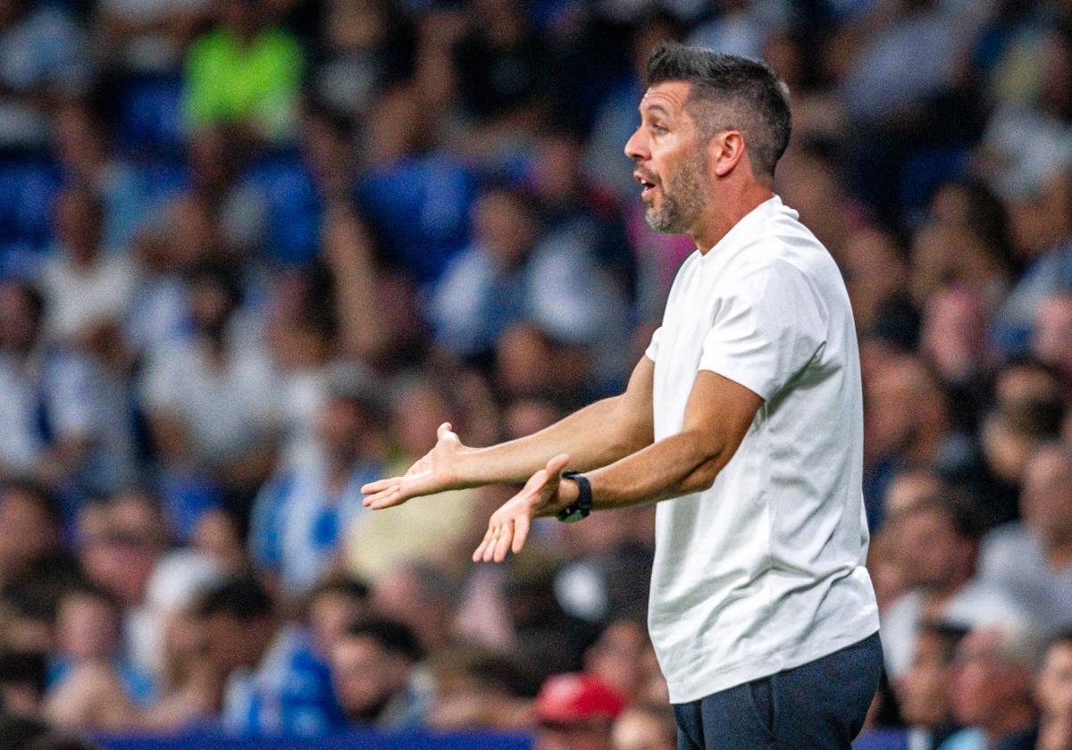 Pezzolano se explica enérgicamente desde la banda durante el Espanyol-Real Valladolid.