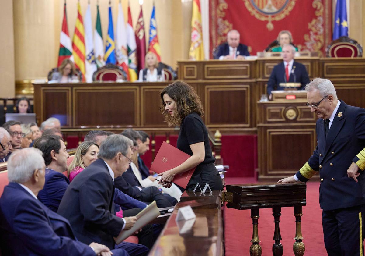 Un ujier acompaña a la presidenta de Madrid a la bancada que ocuparon este jueves, en el Senado, los presidentes autonómicos del PP.