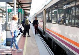 Usuarios de tren en la estación Campo Grande de Valladolid.