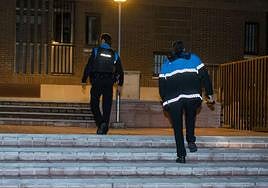 Una patrulla nocturna de la Policía Local, en un barrio de Segovia.
